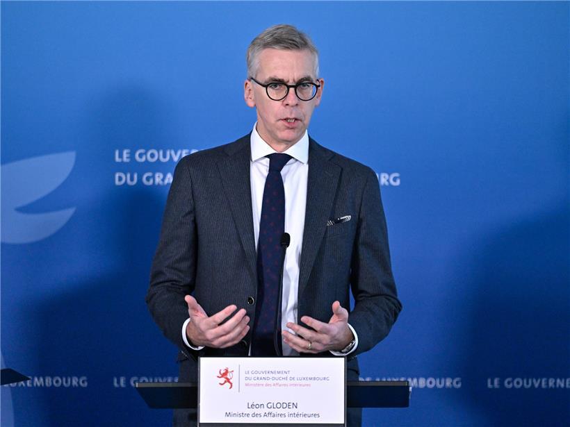 Innenminister Léon Gloden (CSV) spricht bei einer Pressekonferenz vor Mikrofonen und Medienvertretern