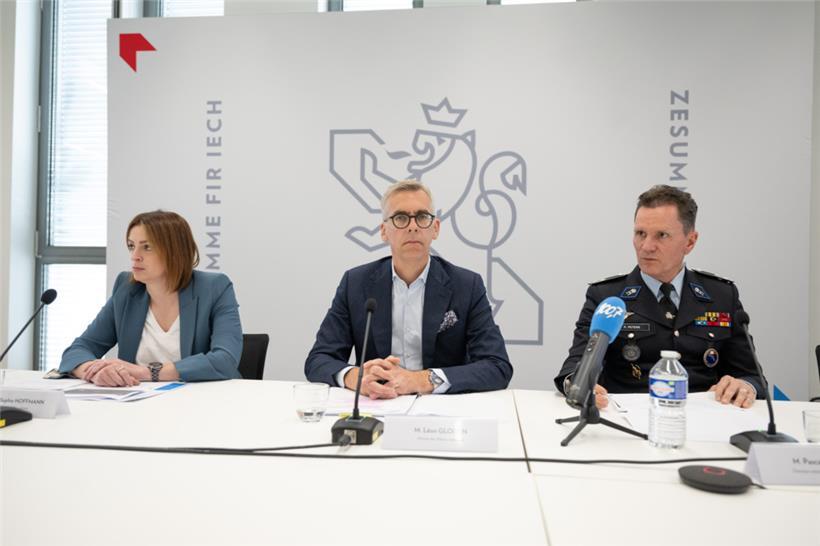 Innenminister Léon Gloden (Mitte), Sophie Hoffmann von der „Police judiciaire“ (links) und Schutzpolizeichef Pascal Peters bei der Vorstellung der Polizeistatistik in Differdingen
