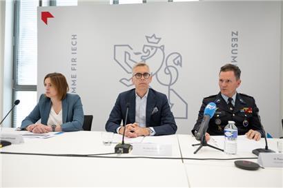 Innenminister Léon Gloden (Mitte), Sophie Hoffmann von der „Police judiciaire“ (links) und Schutzpolizeichef Pascal Peters bei der Vorstellung der Polizeistatistik in Differdingen
