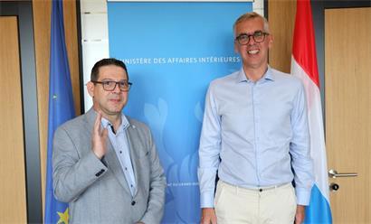 Innenminister Léon Gloden (r.) hat Enzo Colamonaco (l.) am 22. Juli zum Schöffen ernannt