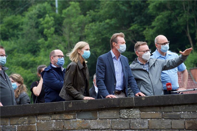 Innenministerin Taina Bofferding und Großherzog Henri folgen den Erklärungen von Bürgermeister Claude Tonino und CGDIS-Chef Paul Schroeder
