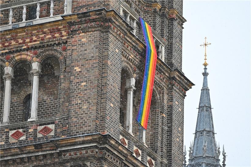 Innerhalb der katholischen Gemeinde gibt es viel Kritik am Nein der vatikanischen Glaubenskongregation zur Segnung homosexueller Partnerschaften. Hier schmückt eine Regenbogenfahne die Pfarrkirche Breitenfeld in Wien.

