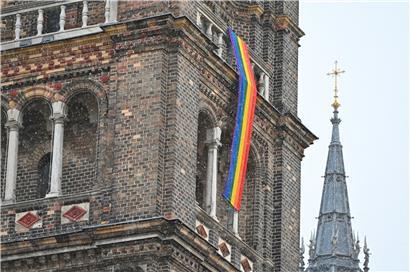 Innerhalb der katholischen Gemeinde gibt es viel Kritik am Nein der vatikanischen Glaubenskongregation zur Segnung homosexueller Partnerschaften. Hier schmückt eine Regenbogenfahne die Pfarrkirche Breitenfeld in Wien.

