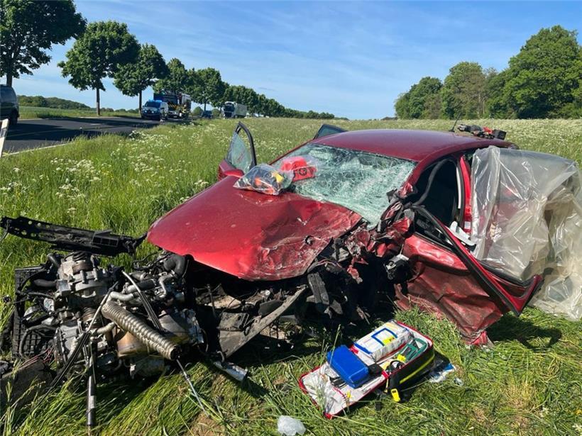 Ins Feld geschleudert, Motorblock herausgerissen: In diesem Auto wurde ein Mann lebensgefährlich verletzt
