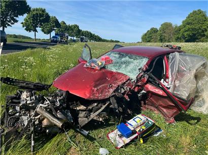 Ins Feld geschleudert, Motorblock herausgerissen: In diesem Auto wurde ein Mann lebensgefährlich verletzt
