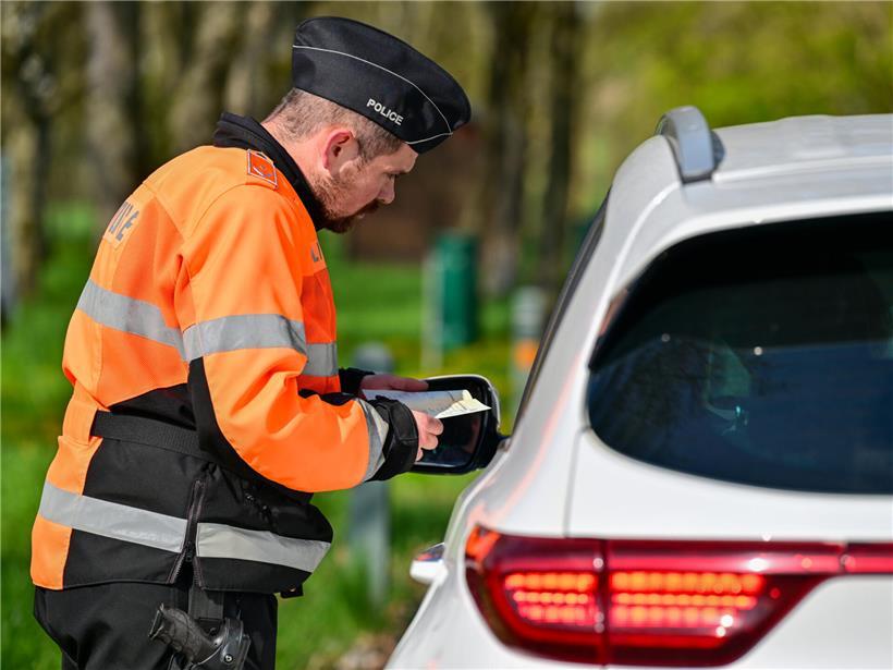 Polizeikontrolle mit 1.509 überprüften Autofahrern auf Straßenverkehr zur Sicherheit und Verkehrskontrolle