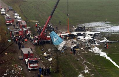 Insgesamt 20 Menschen kommen ums Leben, als am 6. November 2002 eine Propellermaschine der Luxair über einem Feld bei Niederanven abstürzt und in Flammen aufgeht
