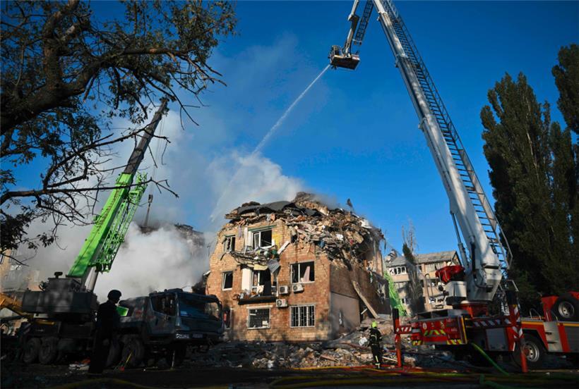 Insgesamt wurde die Ukraine nach Angaben der Luftabwehr in der Nacht mit 598 Drohnen sowie 31 ballistischen Raketen und Marschflugkörpern attackiert.
