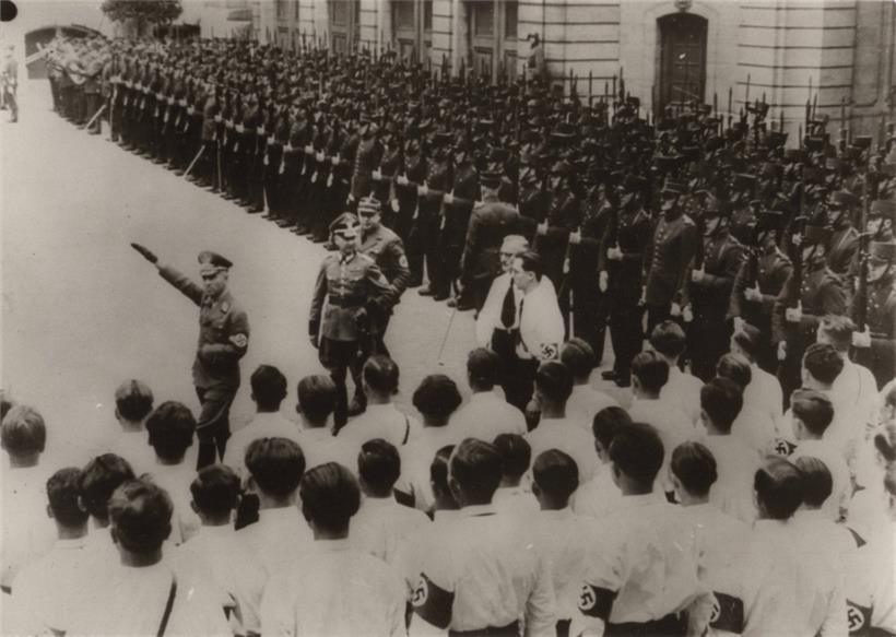 Inspection des troupes par le Gauleiter Gustav Simon
