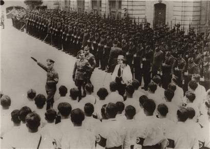 Inspection des troupes par le Gauleiter Gustav Simon
