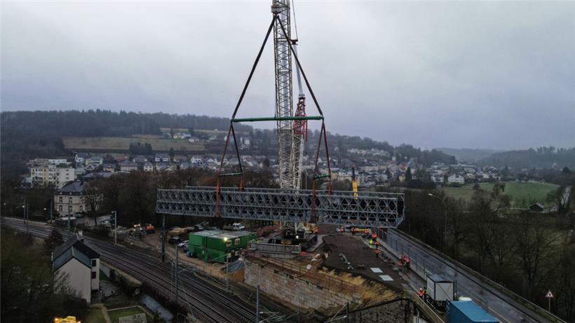 Installation der provisorischen Brücke.