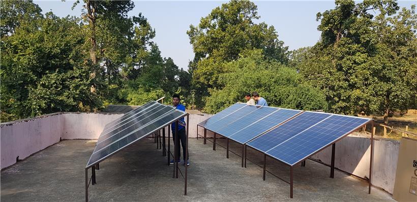 Installation eines Solar-Fotovoltaik-Systems im Hinterland von Odisha, Indien