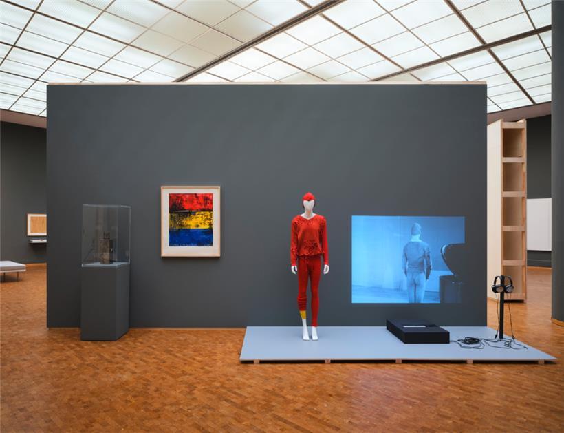 Installationsansicht im Museum Ludwig in Köln: Rauschenberg vereinte seine „passion for fashion“ seiner Kunst
