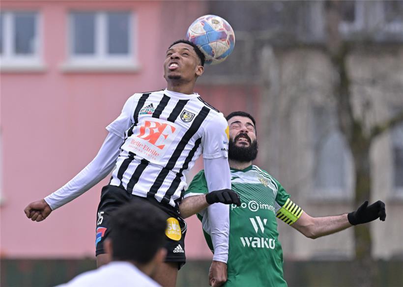 Interessantes Duell: Jeunesse (links: Alexandre Arénate) gegen Niederkorn (rechts: Metin Karayer)

