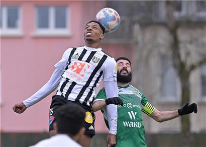 Interessantes Duell: Jeunesse (links: Alexandre Arénate) gegen Niederkorn (rechts: Metin Karayer)

