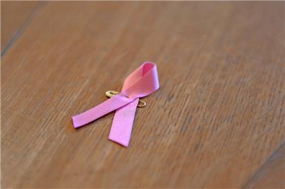 International wird durch die pinkfarbene Schleife Solidarität mit den Betroffenen von Brustkrebs ausgedrückt
