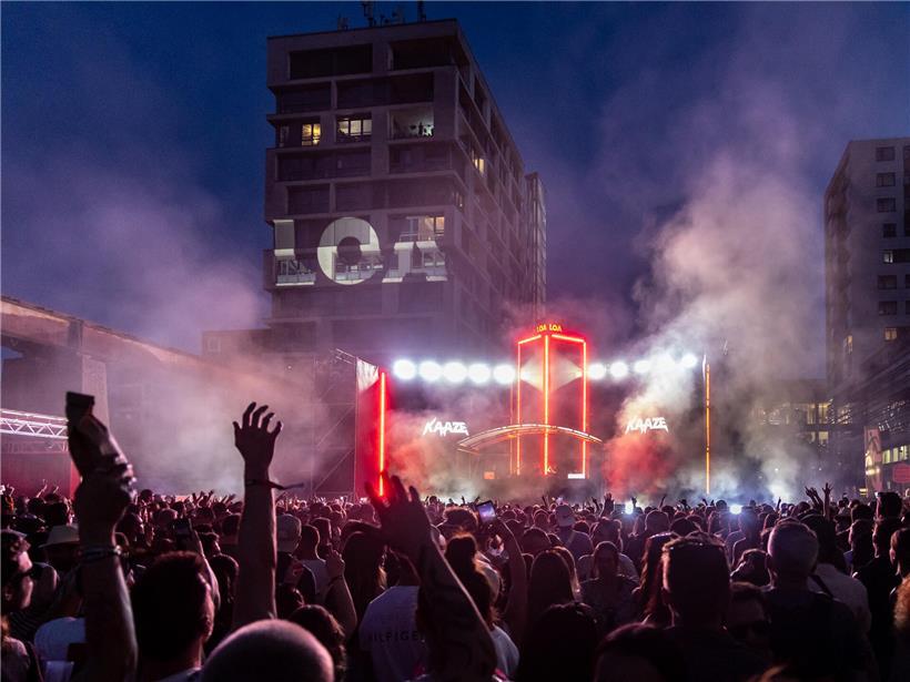 Internationale DJs legen auf den LOA-Bühnen auf, elektronische Musik und Festivalstimmung live erleben