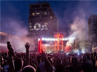 Internationale DJs legen auf den LOA-Bühnen auf, elektronische Musik und Festivalstimmung live erleben