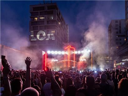 Internationale DJs legen auf den LOA-Bühnen auf, elektronische Musik und Festivalstimmung live erleben