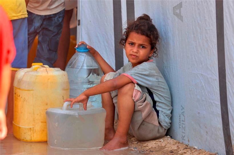 Internationale Organisationen bemühen sich, die Menschen mit sauberem Wasser zu versorgen, während sich die Krise verschärft
