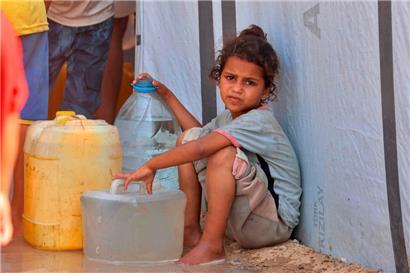 Internationale Organisationen bemühen sich, die Menschen mit sauberem Wasser zu versorgen, während sich die Krise verschärft
