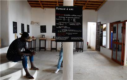 Internetsicherheit spielt auch in Senegal und Burkina Faso eine immer wichtigere Rolle. Das Bild zeigt einen Mann in der senegalesischen Hauptstadt Dakar.
