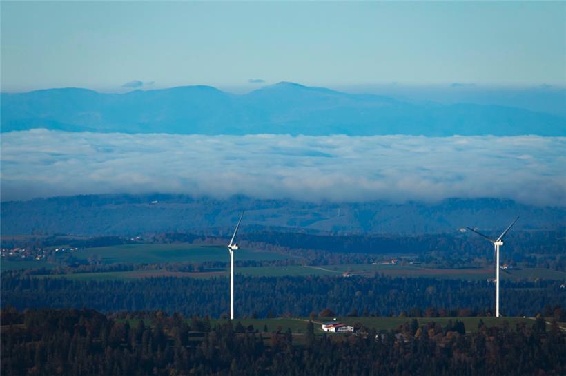 Inversionswetter: Auf den Bergen ist es mild und klar, in der Tiefe bleiben die feucht-kalten Nebelschichten liegen
