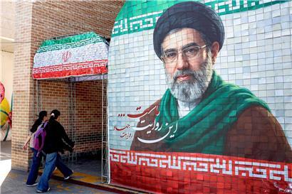 Porträt von Ayatollah Mojtaba Khamenei, möglicher neuer oberster Religionsführer des Iran, vor Verhandlungsdiskussionen
