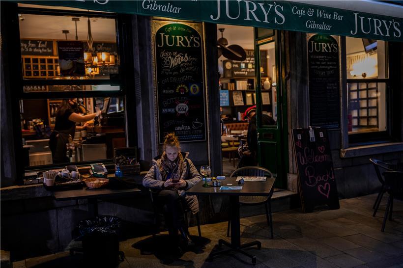 Inzwischen hat die gesamte erwachsene Bevölkerung den kompletten Virusschutz – jetzt kommen die Pendler und jeder ab 16 Jahren dran 
