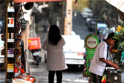 Inzwischen keine Seltenheit mehr: In Teheran steht eine Frau ohne Schleier auf offener Straße
