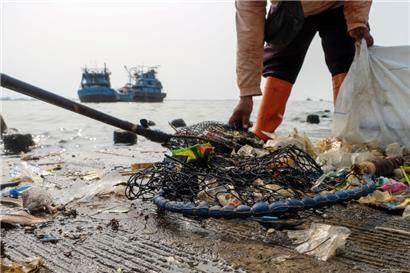 Inzwischen lassen sich praktisch überall auf der Welt Spuren von Mikroplastik nachweisen
