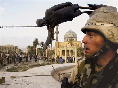 Irakische Zivilisten und US-Soldaten reißen eine Statue von Saddam Hussein in der Innenstadt nieder. Die USA marschierten in den Irak ein, weil sie fälschlicherweise behaupteten, Hussein verstecke Massenvernichtungswaffen.
