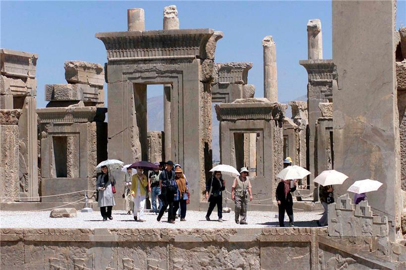 Iran, Shiraz: Touristen besuchen das UNESCO-Weltkulturerbe Persepolis. Die antike Stadt ist eines der Angriffsziele der US-Armee geworden. Sollte sich Teheran für den US-Luftangriff auf Irans Top-General Soleimani rächen, würden die USA Dutzende iranische Ziele angreifen, drohte US-Präsident Trump – darunter auch kulturelle.
