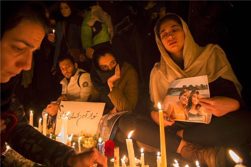 Iraner zünden Kerzen an während einer Mahnwache für die Opfer des Flugzeugabsturzes. Das Flugzeug der Ukraine International Airlines mit 176 Menschen an Bord war am Mittwoch kurz nach dem Start in Teheran abgestürzt.
