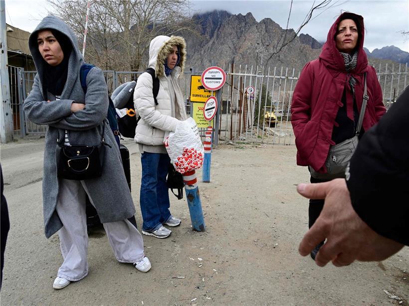 Iranerinnen flüchten über die Grenze nach Armenien, symbolisiert Flucht und Migration im Nahen Osten