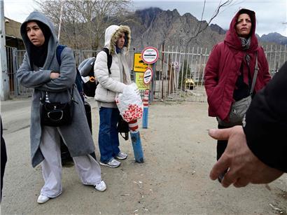 Iranerinnen flüchten über die Grenze nach Armenien, symbolisiert Flucht und Migration im Nahen Osten