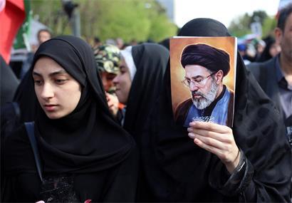 Iranische Frauen halten Bild von Modschtaba Chamenei, symbolisch für Widerstand gegen Trumps Einfluss im Iran