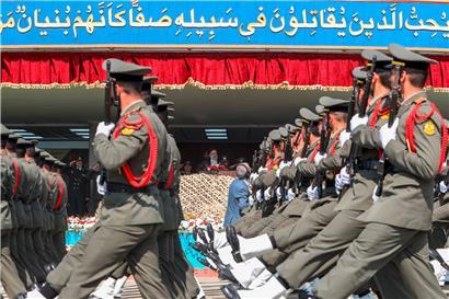 Iranische Soldaten marschieren an Präsident Ebrahim Raisi vorbei
