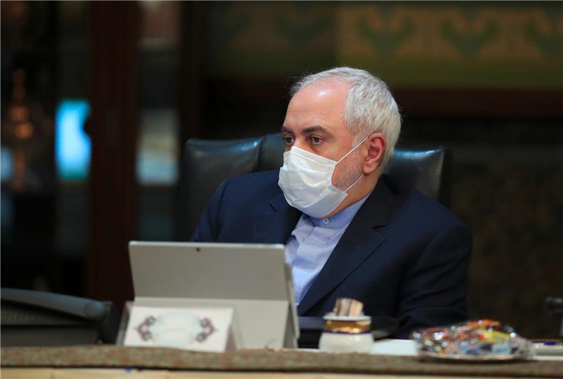 Irans Außenminister Mohmmad Javad Zarif versucht sich mit einer Maske gegen den Coronavirus zu schützen.
