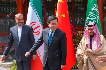 Irans Außenminister Hossein Amir-Abdollahian (l.), der saudische Außenminister Prinz Faisal bin Farhan (r.) und der Chef der chinesischen Diplomatie Qin Gang bei einem Treffen am 6. April in Peking
