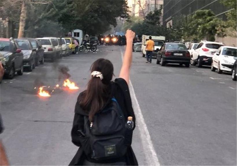 Irans Frauen führen die Proteste an, die das Land an den Rand der Revolution bringen könnten
