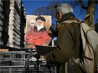 Iranische Sicherheitskräfte unterdrücken systematisch Massenproteste, Demonstranten und Polizei in urbaner Umgebung sichtbar