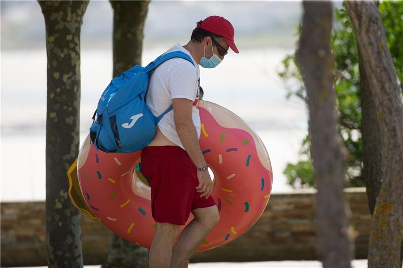 Irgendwie macht der Urlaub keinen Spaß mehr: ein Mann am Rapadoira-Strand in Foz, in der Region A Marina, der galicischen Provinz Lugo im Nordwesten Spaniens
