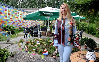 Irina Meissner hat den Lockdown genutzt, um den Hinterhof des Lokals in der Remicher Straße fit für die Sommersaison zu machen
