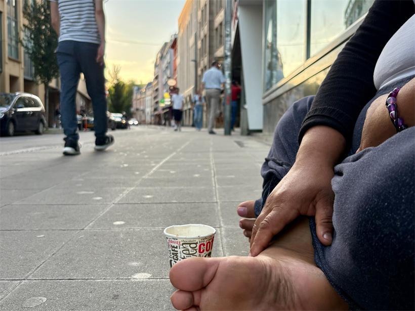 Der Ton macht die Musik – wie die Polizei auf der Fouer mit bettelnden Menschen umgeht Irina sitzt in einer Nebenstraße zum Glacis