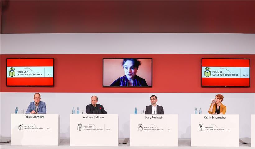 Iris Hanika (M.), Schriftstellerin, bedankt sich in einer Videokonferenz nach dem Erhalt des Preises der Leipziger Buchmesse unter anderem bei den Mitgliedern der Jury
