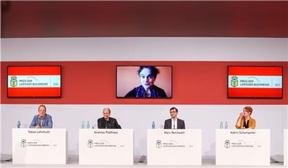 Iris Hanika (M.), Schriftstellerin, bedankt sich in einer Videokonferenz nach dem Erhalt des Preises der Leipziger Buchmesse unter anderem bei den Mitgliedern der Jury
