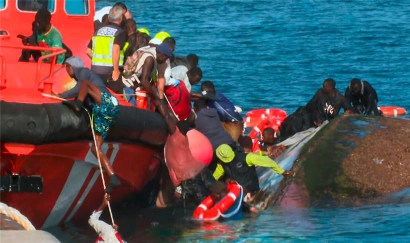 Irreguläre Migranten kommen auf der spanischen Kanaren-Insel El Hierro an
