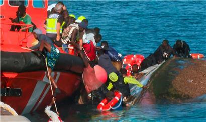 Irreguläre Migranten kommen auf der spanischen Kanaren-Insel El Hierro an
