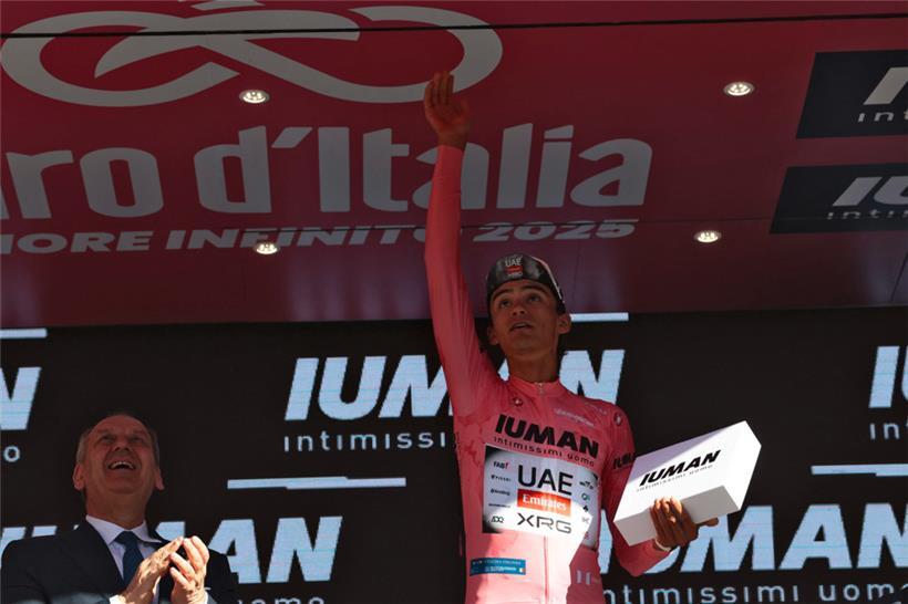 Isaac Del Toro durfte sich am Sonntag das Rosa Trikot beim Giro d’Italia überstreifen
